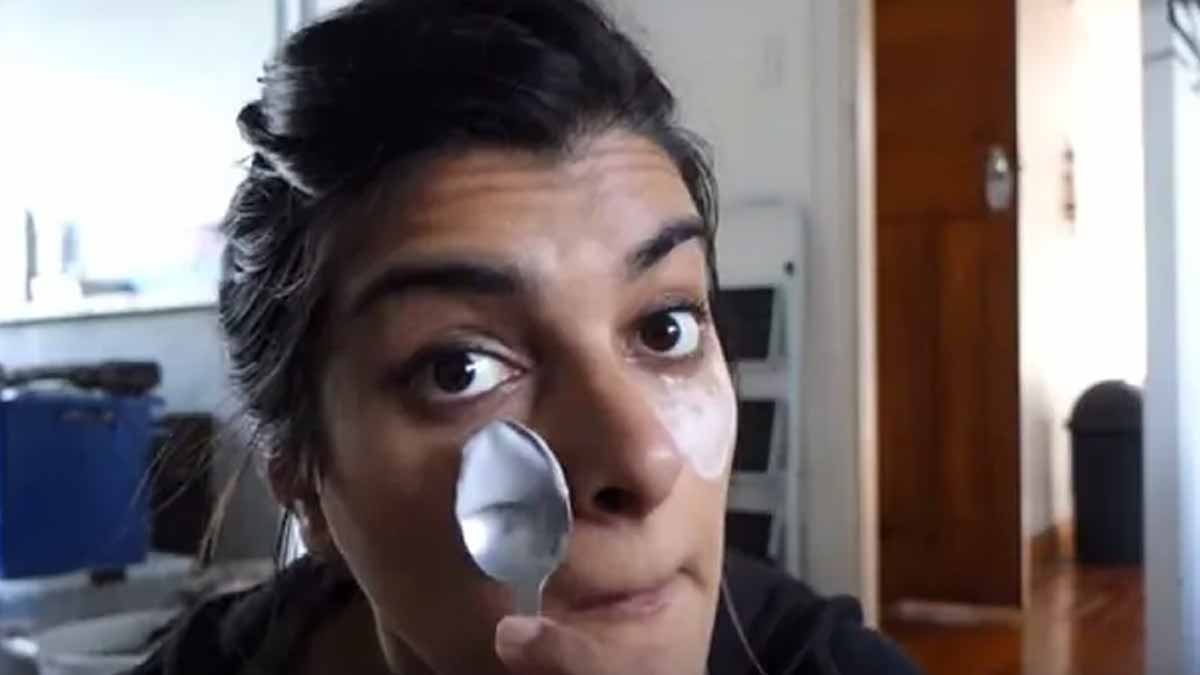 Pourquoi doit-on mettre du bicarbonate de soude sous les yeux Découvrez l'incroyable résultat !